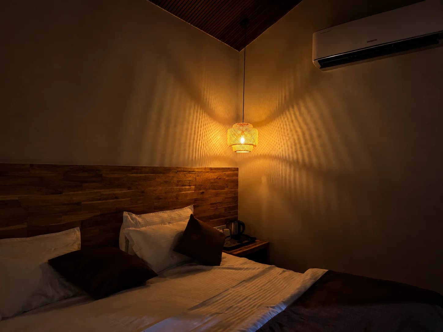 Deluxe room with timber feature wall